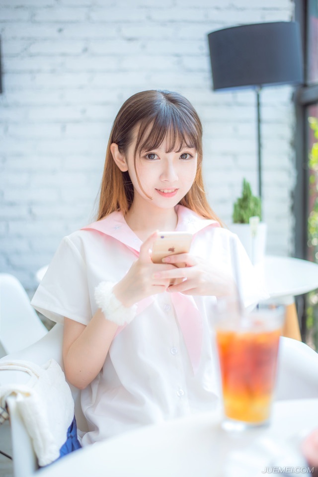这个世界本来就是痛苦的，幸福都是短暂的。有时要相信缘分。既然放不下，就不要刻意放下，把她放在心里吧，能遇到一个让你放不下的人，也是一种幸福。有的人，活了一辈子，都没有遇到能让自己动心的人。时间会治疗一切，我相信幸福会在不远的将来，等着你。